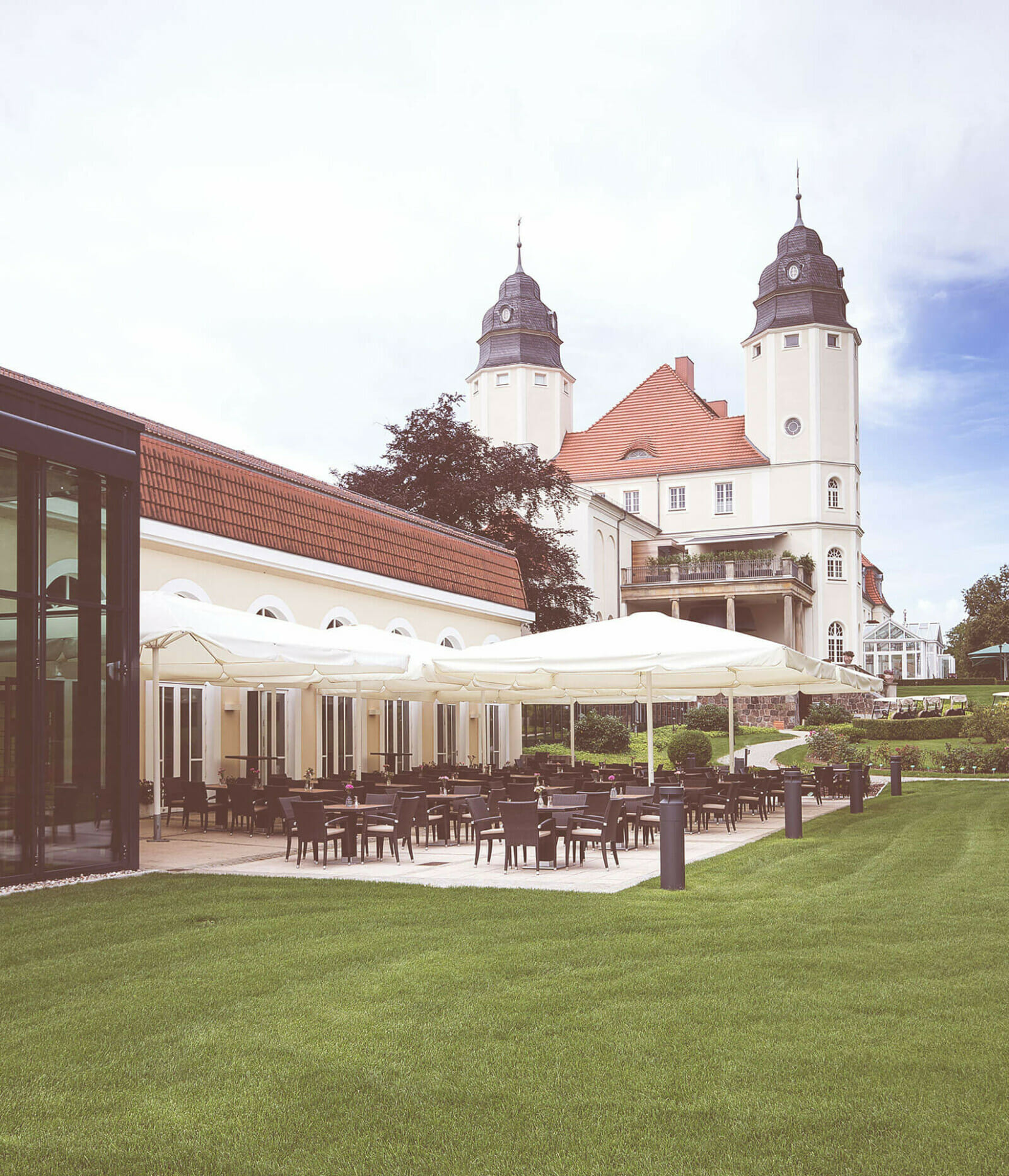 Die Terrasse der Orangerie des Schloss Fleesensee.