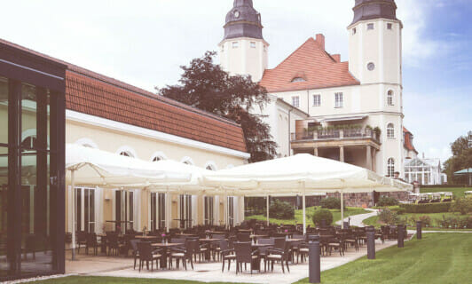 Die Terrasse der Orangerie des Schloss Fleesensee.