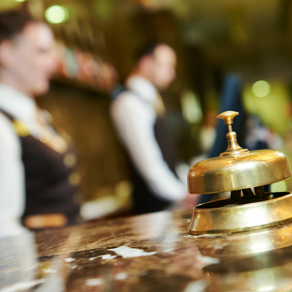 Eine goldene Glocke auf der Rezeption eines Hotels.