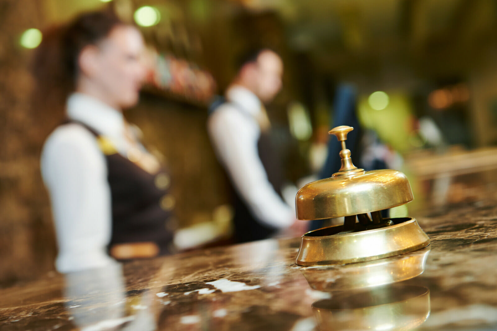 Eine goldene Glocke auf der Rezeption eines Hotels.