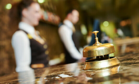 Eine goldene Glocke auf der Rezeption eines Hotels.