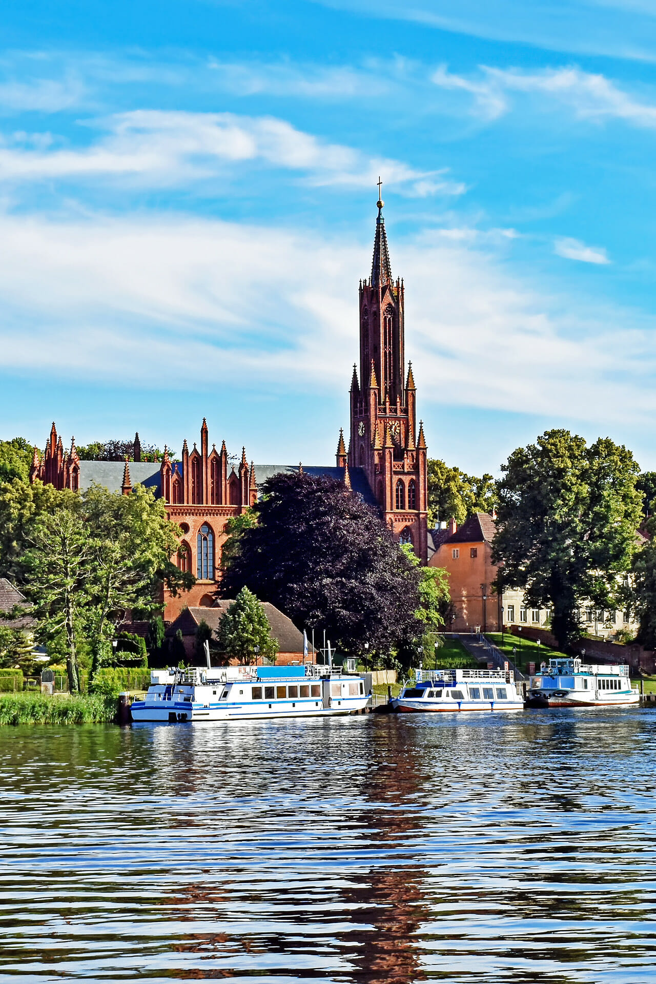 Die Klosterkirche in Malchow mit Ausflugsschiffen.