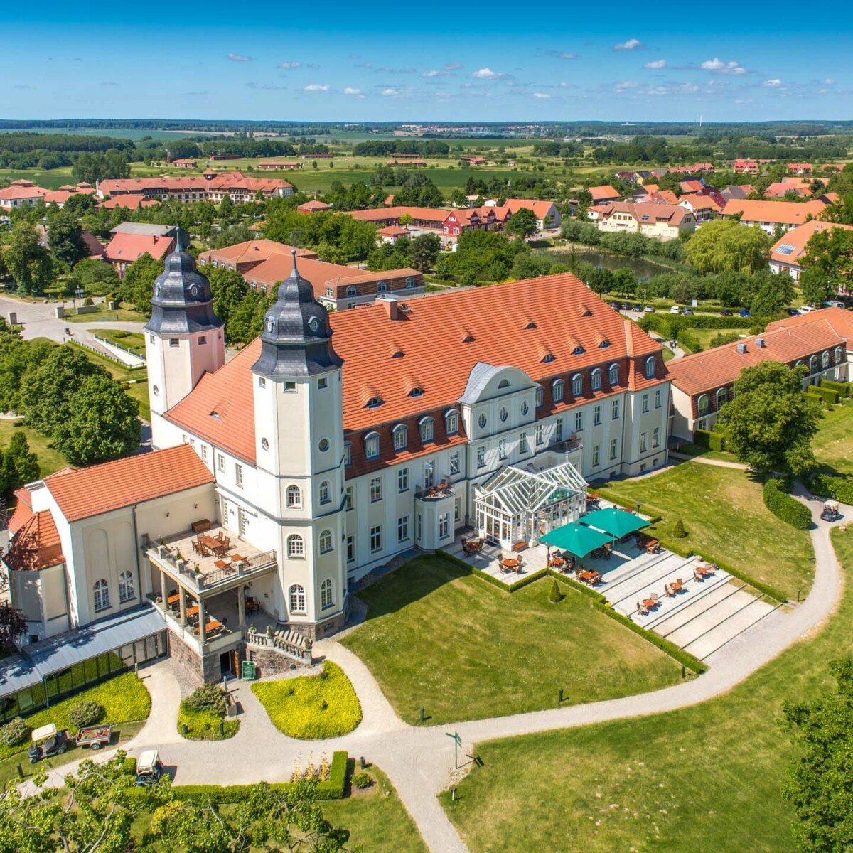 Die Rückseite des Schloss Fleesensee im Sommer von oben.