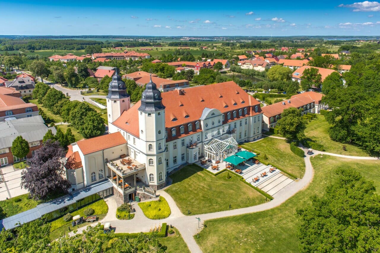 Die Rückseite des Schloss Fleesensee im Sommer von oben.