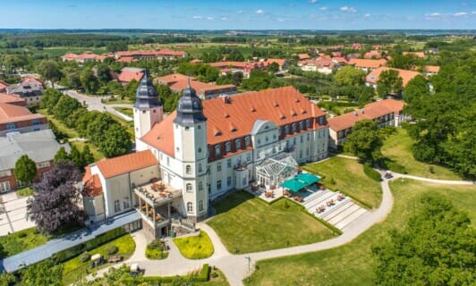 Die Rückseite des Schloss Fleesensee im Sommer von oben.