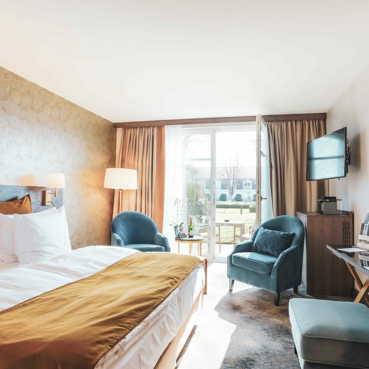 Ein Deluxe Zimmer mit Terrasse im Schlosshotel Fleesensee.