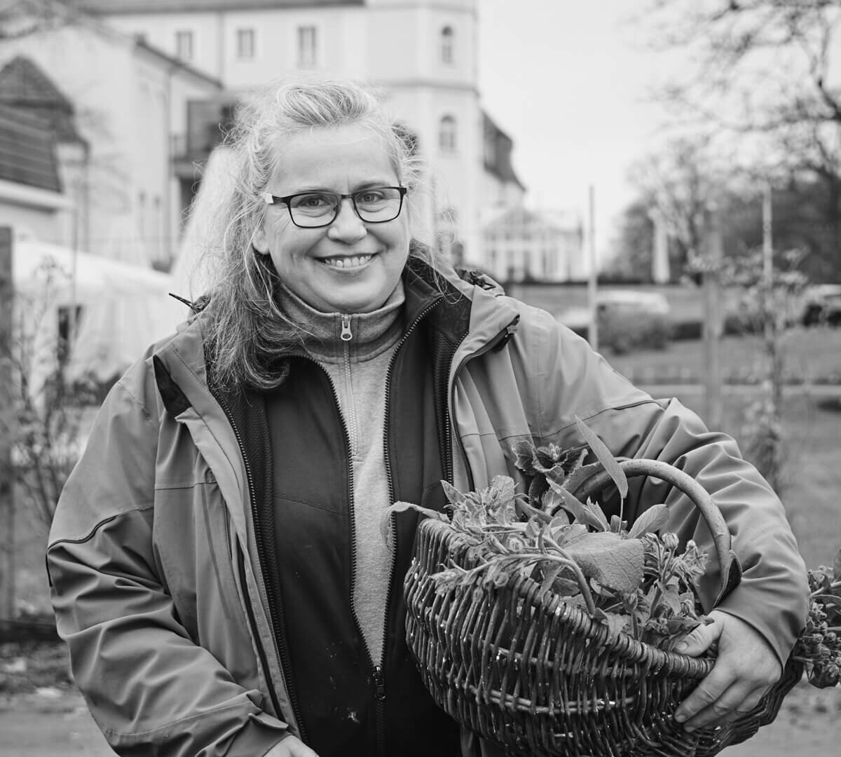 Eine Gärtnerin mit einem Korb.