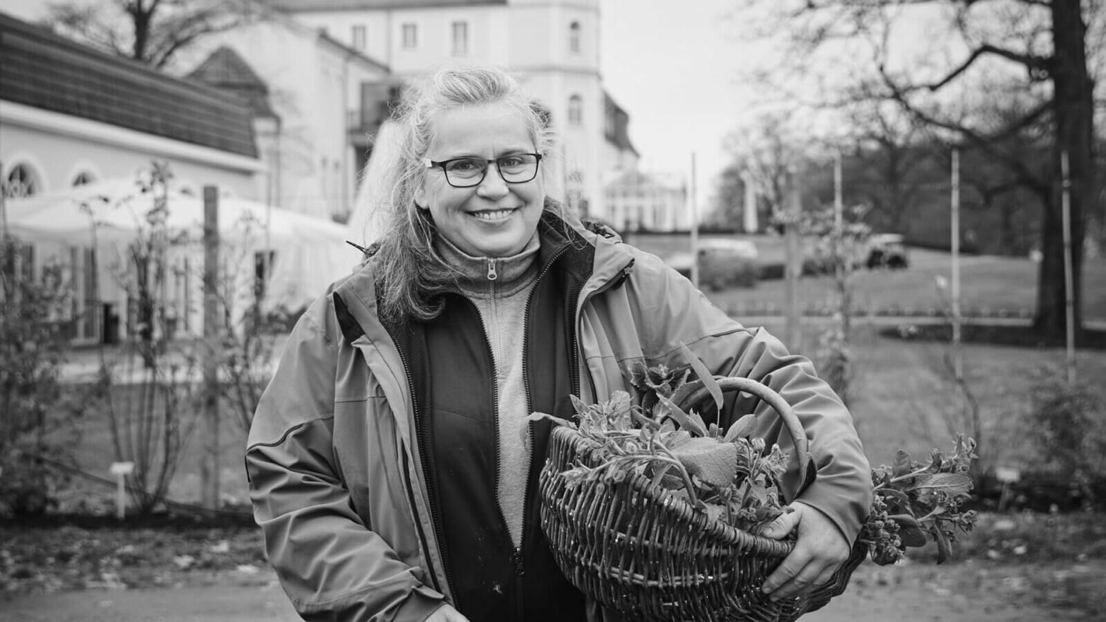 Eine Gärtnerin mit einem Korb.