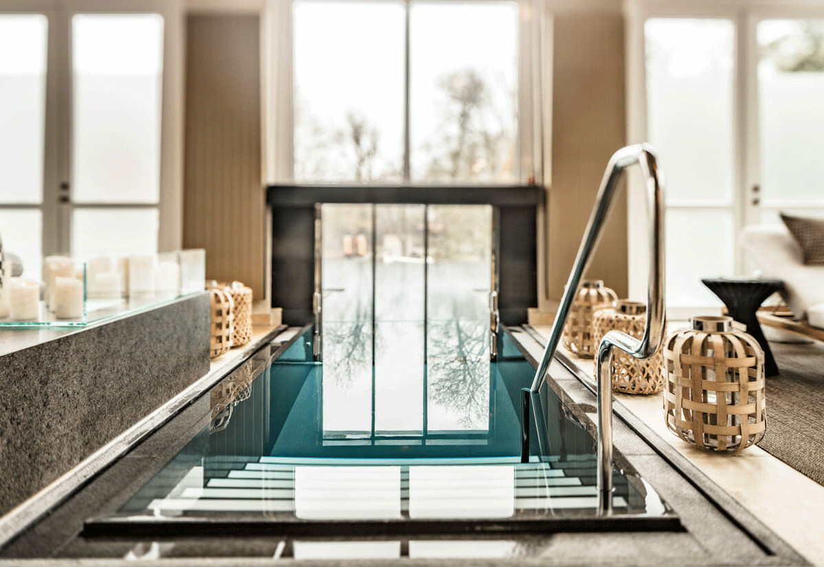 Die Treppe in den Pool im Schloss Spa.