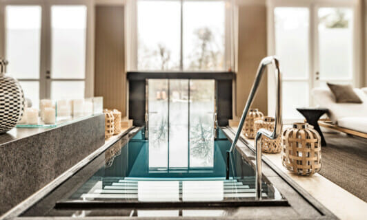 Die Treppe in den Pool im Spa im SCHLOSS Hotel.