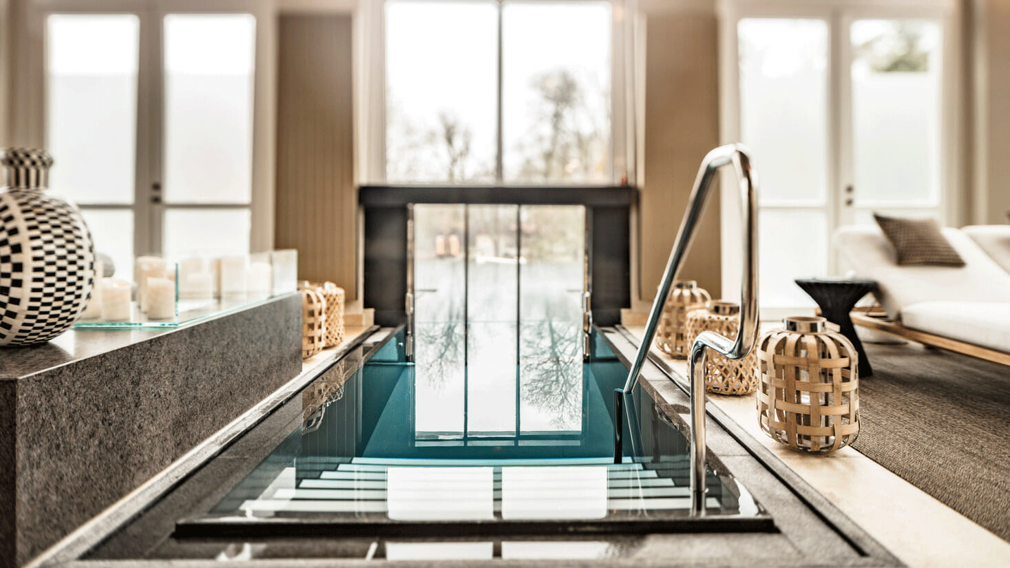 Die Treppe in den Pool im Spa im SCHLOSS Hotel.