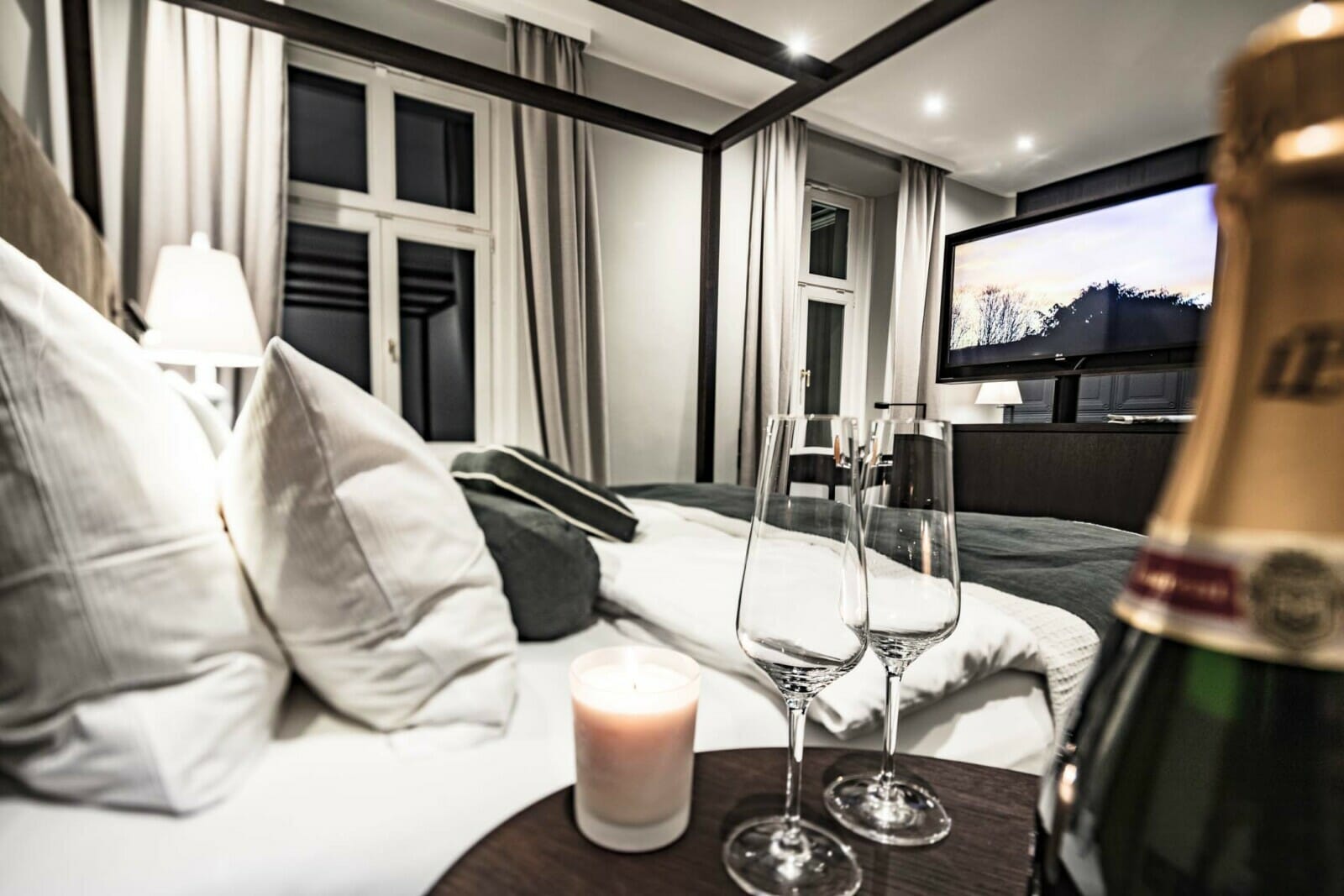 Das Himmelbett im Schloss Zimmer mit Champagnergläsern.