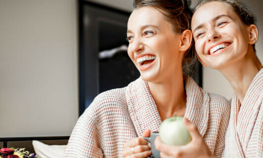 Zwei lachende Freundinnen.