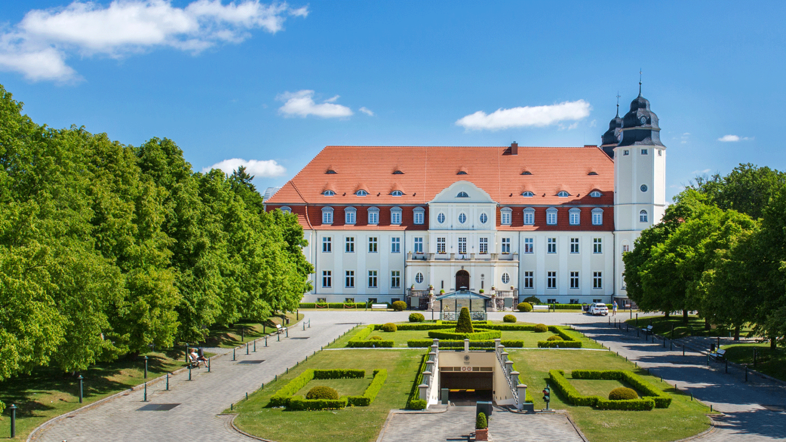 Die Einfahrt des Schloss Fleesensee im Sommer.
