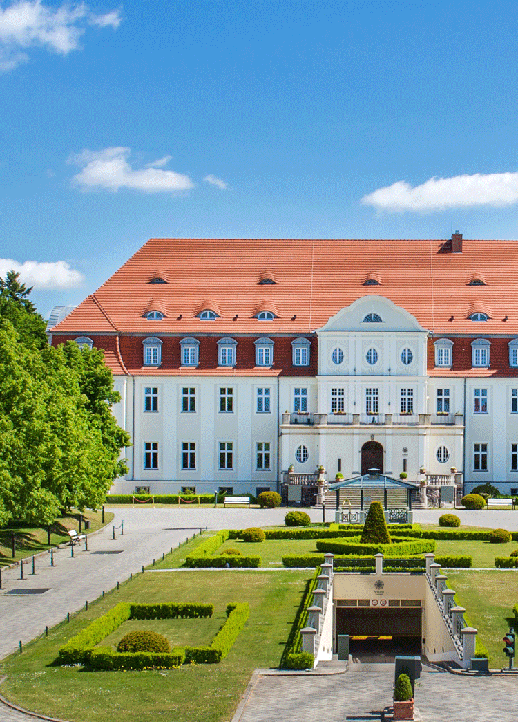 Die Einfahrt des Schloss Fleesensee im Sommer.