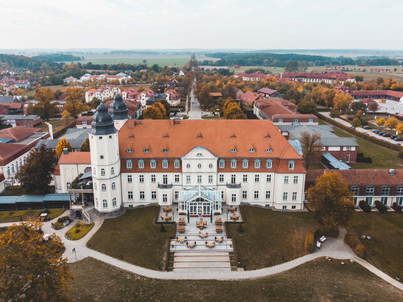 Die Rückseite mit Terrasse des Schloss Fleesensee im Herbst