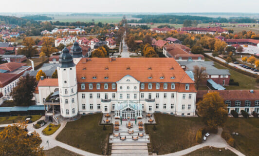 Die Rückseite mit Terrasse des Schloss Fleesensee im Herbst