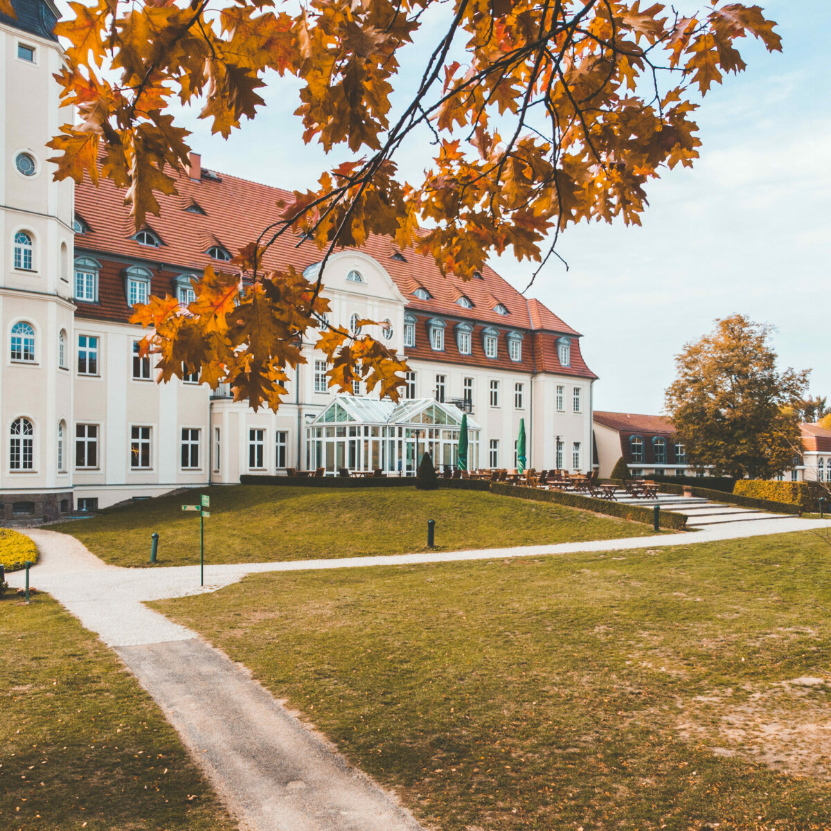 Herbstäste vor der Rückseite des Schloss Fleesensee.