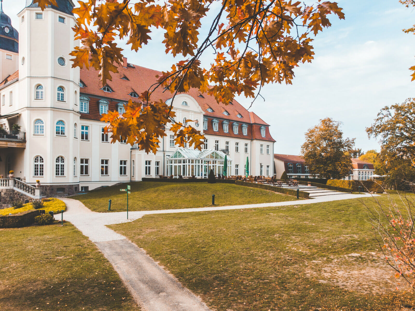 Herbstäste vor der Rückseite des Schloss Fleesensee.