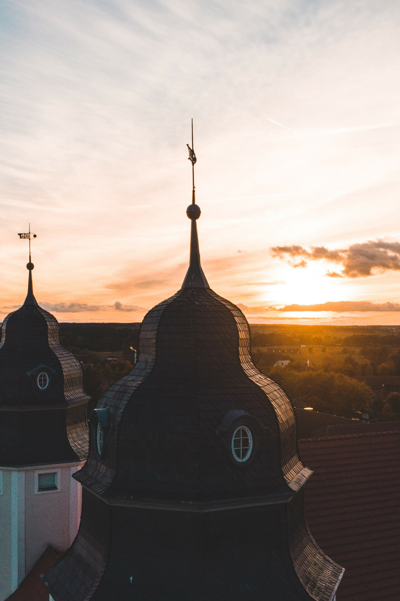 Die Dächer des Schloss Fleesensee im Herbst bei Sonnenuntergang.