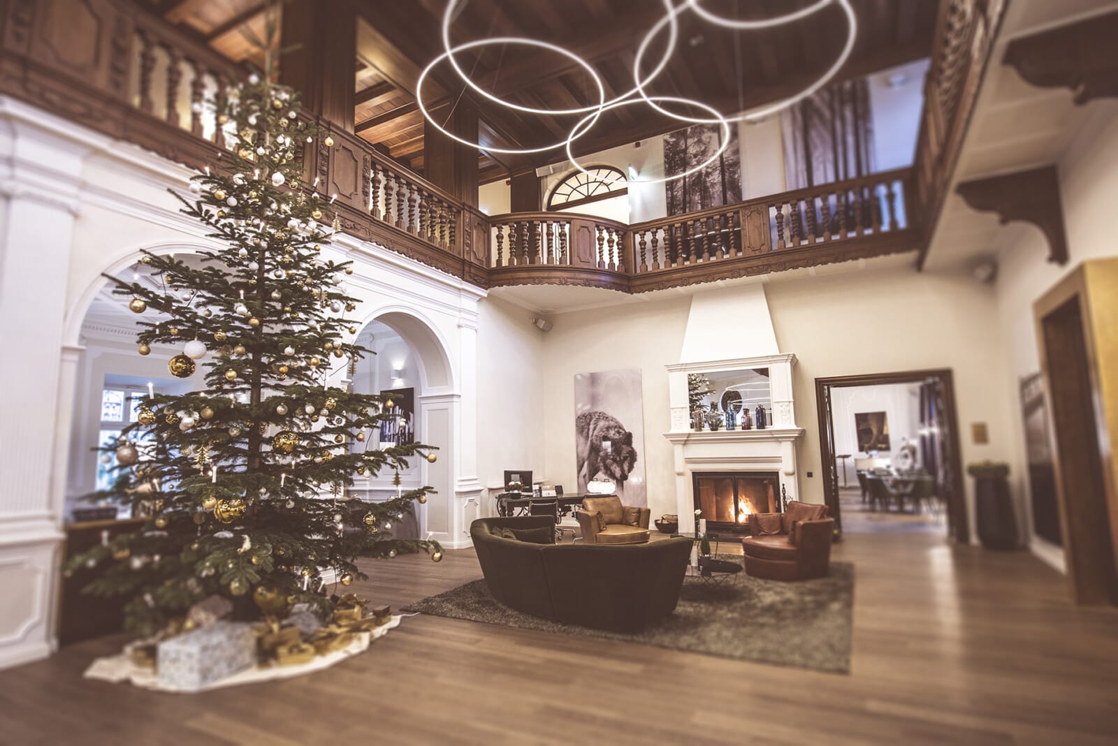Der Weihnachtsbaum in der Lobby des Schlosshotels Fleesensee.