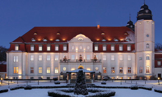 Das Schloss Fleesensee im Winter von vorn.