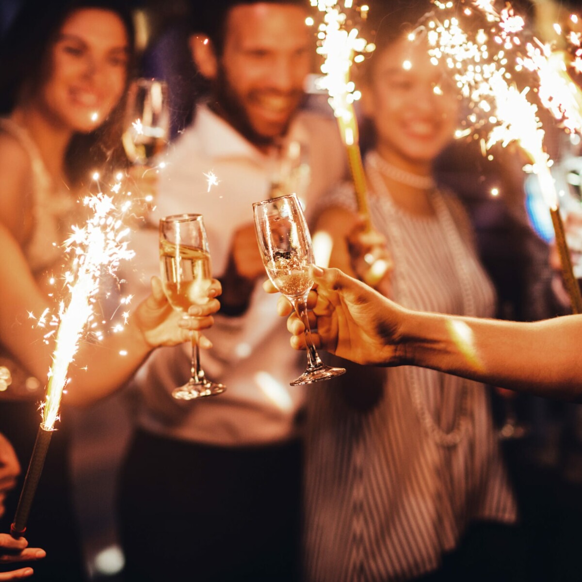 Eine Gruppe stößt an Silvester an mit Sekt.