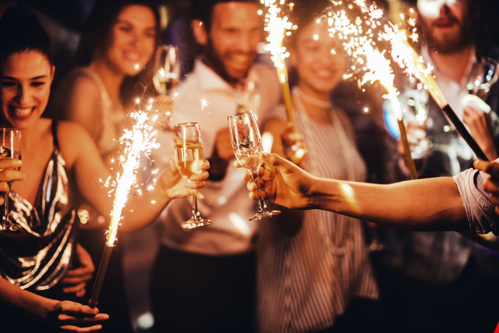 Eine Gruppe stößt an Silvester an mit Sekt.