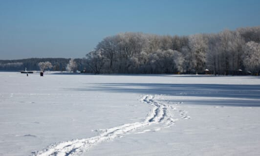 Winterlandschaft mit Spuren