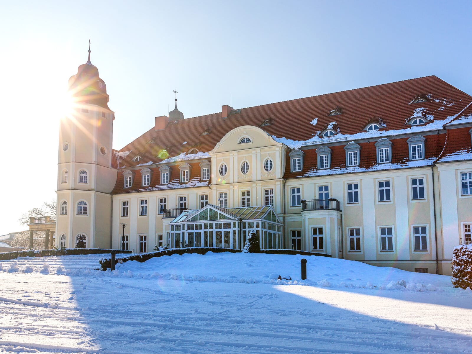 Das Schloss Fleesensee bei Sonnenschein im Winter mit Schnee.
