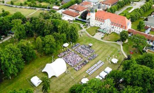 Veranstaltung im Schlosspark Schloss Fleesensee im Sommer