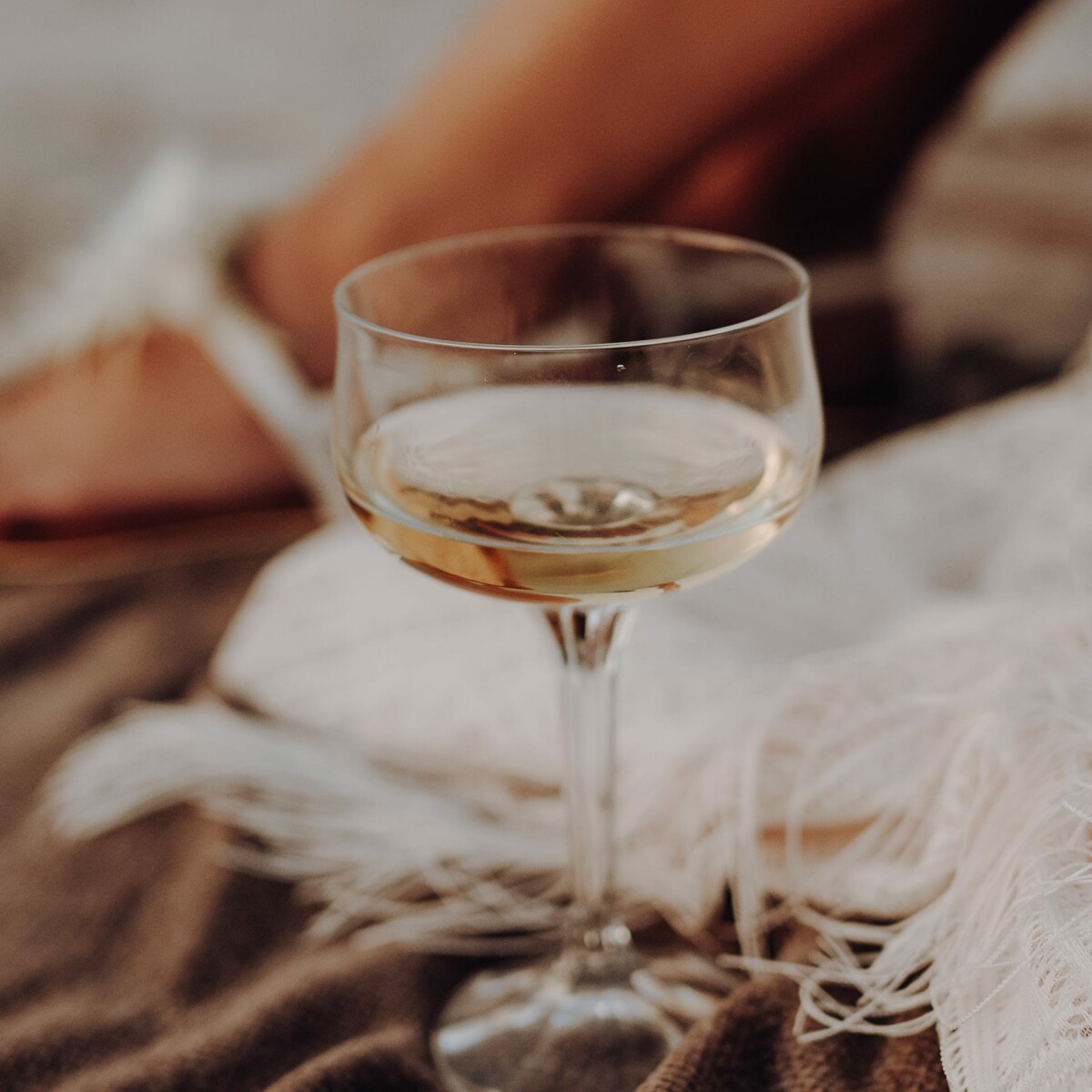 Prosecco Glas auf einer Decke