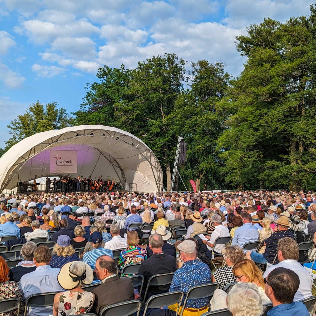 Publikum bei den MV Festspielen vor der Bühne im Schlosspark Schloss Fleesensee