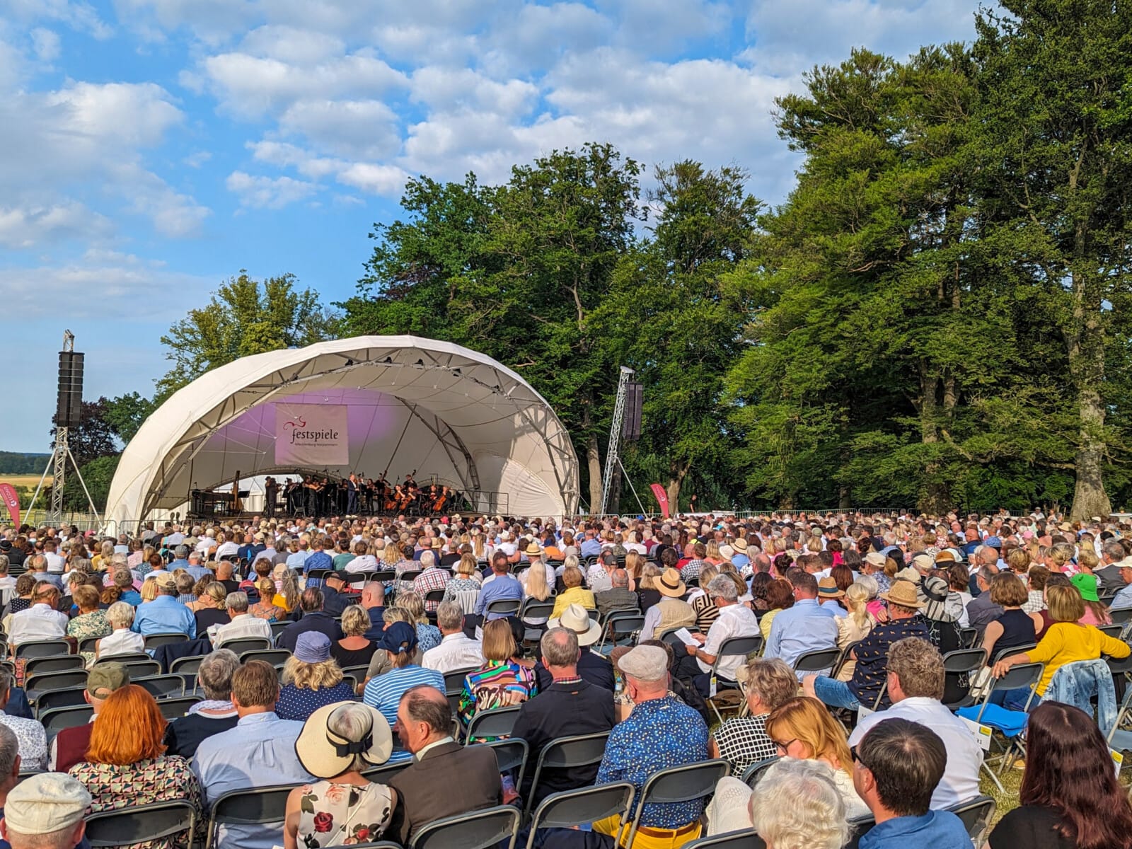 Publikum bei den MV Festspielen vor der Bühne im Schlosspark Schloss Fleesensee