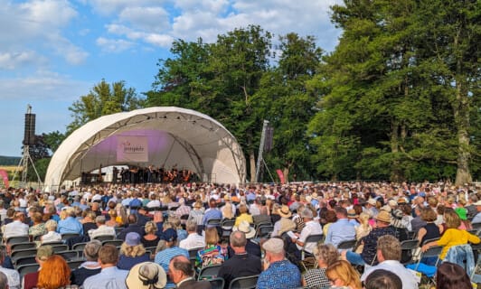 Publikum bei den MV Festspielen vor der Bühne im Schlosspark Schloss Fleesensee