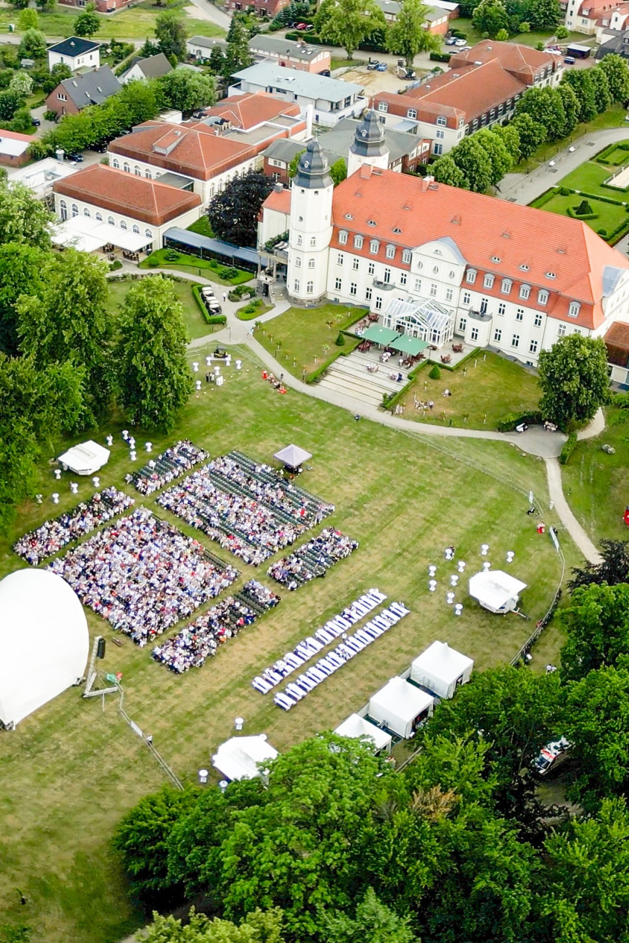 Veranstaltung im Schlosspark Schloss Fleesensee im Sommer