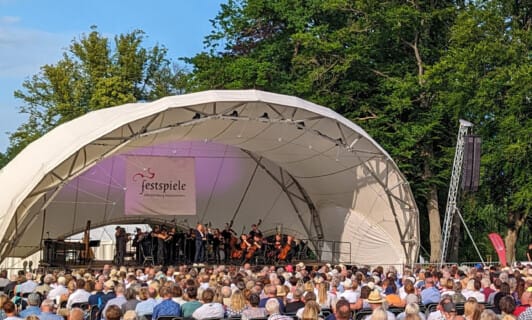 Publikum bei den MV Festspielen vor der Bühne im Schlosspark Schloss Fleesensee