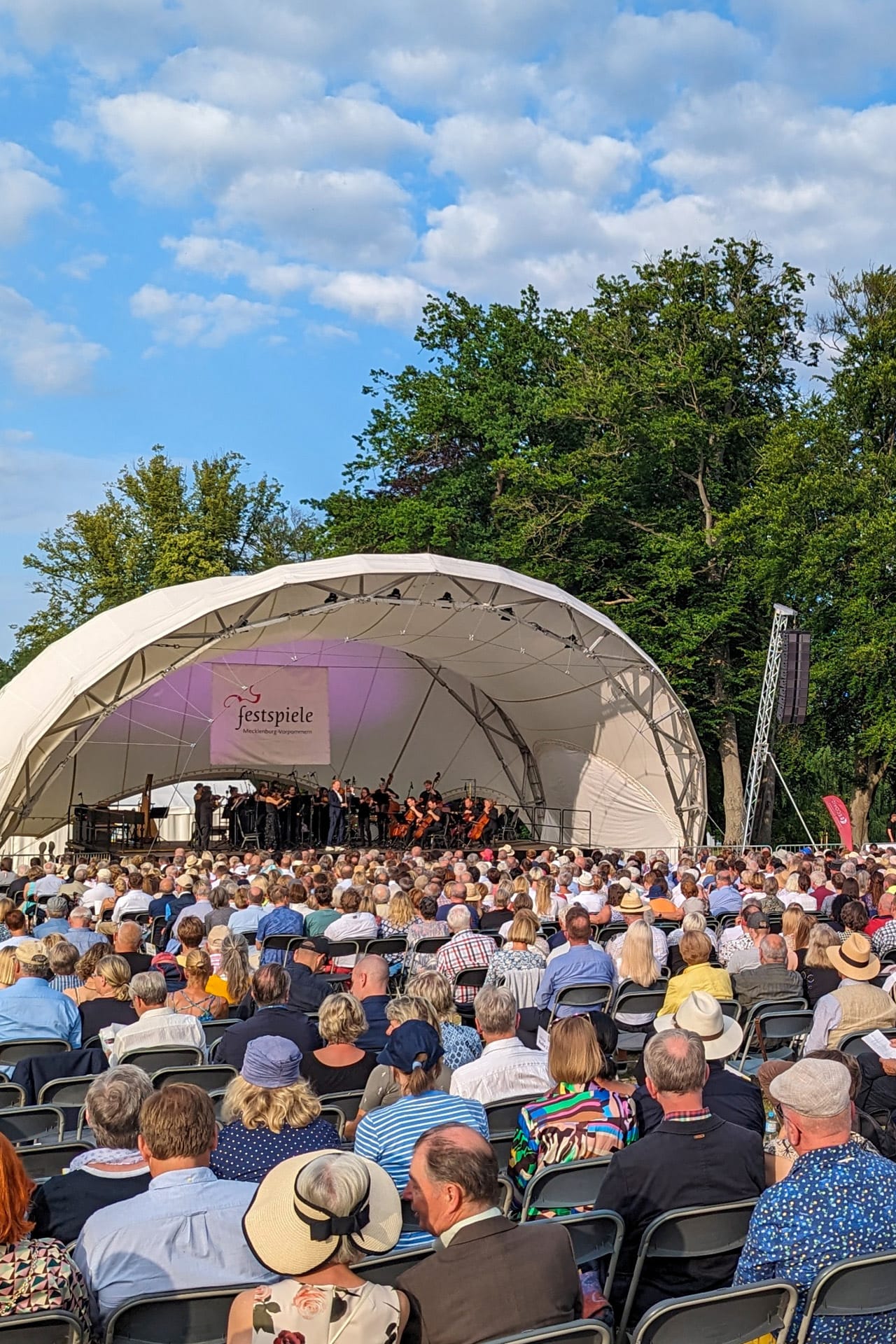 Publikum bei den MV Festspielen vor der Bühne im Schlosspark Schloss Fleesensee