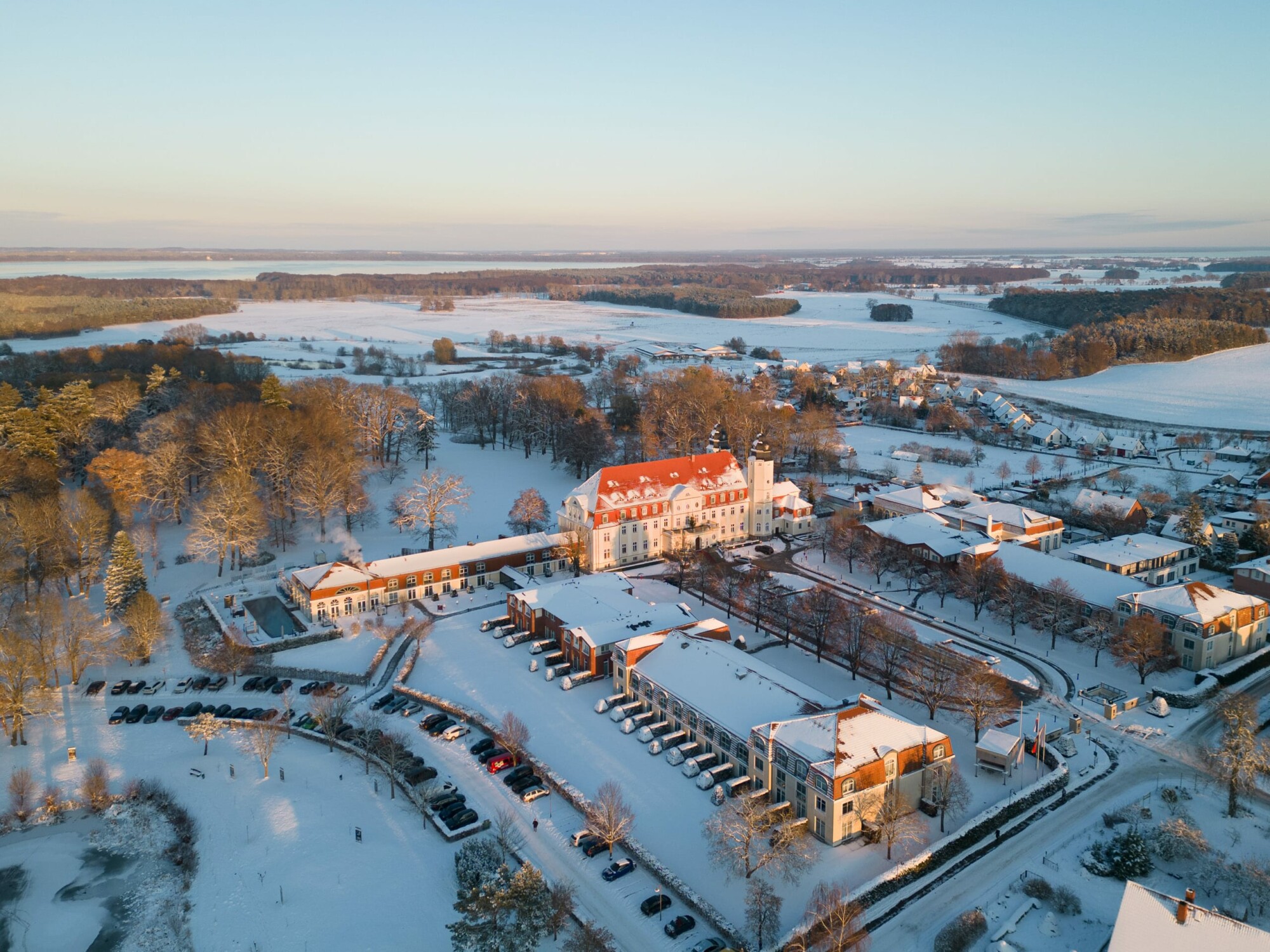 Luftaufnahme Schloss Fleesensee im Winter
