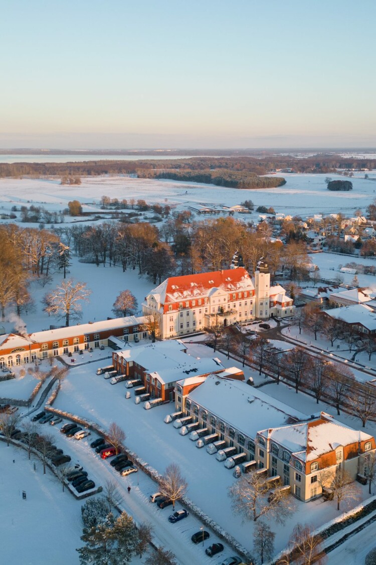 Luftaufnahme Schloss Fleesensee im Winter