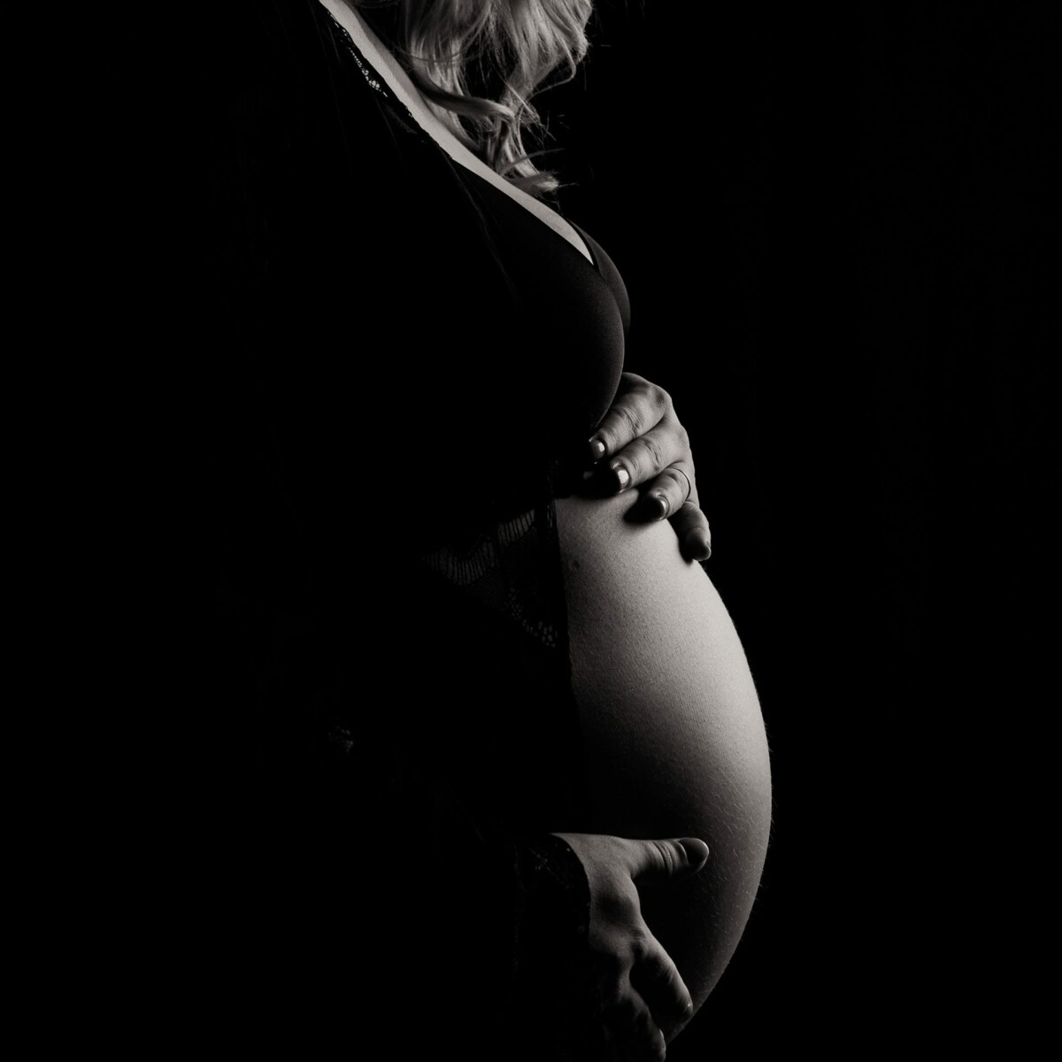 Bauch einer Schwangeren in schwar-weiß