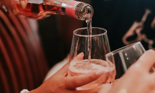 Weinglas wird mit Rose Wein befüllt für eine Kostprobe beim Wein Tasting Event