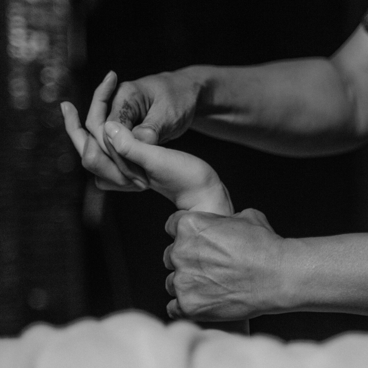 Handmassage schwarz-weiß