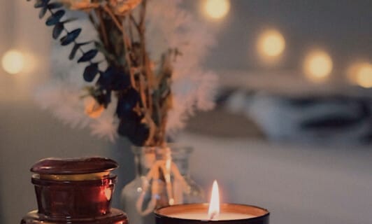 Genießen Sie bei Kerzenschein das Spa-Angebot und die Ayurveda und Signature-Behandlungen.