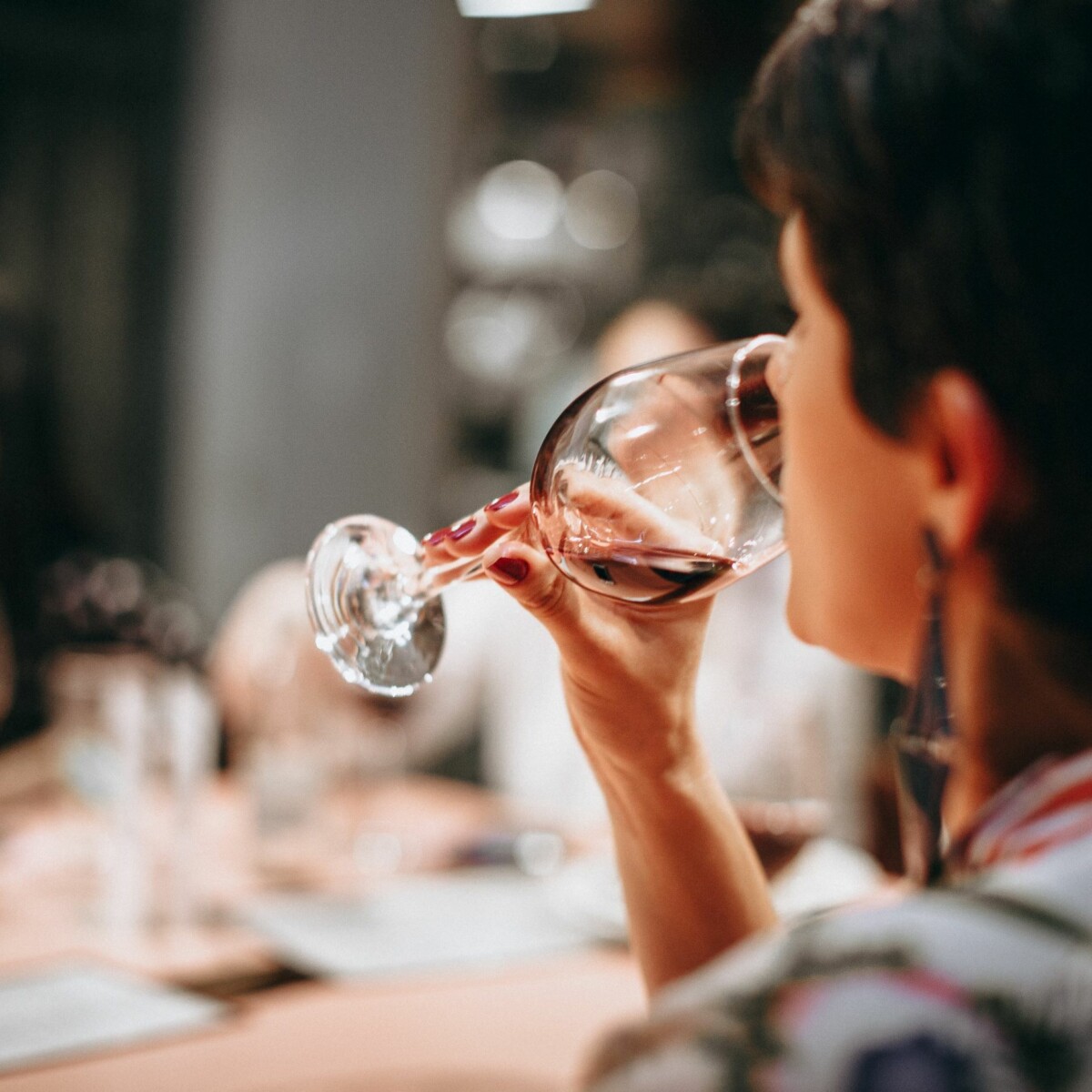 Frau trinkt Kostprobe beim Wein Tasting Event im Schlosshotel Fleesensee