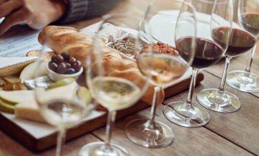 verschiedene Weine und Brot Käse Beilage beim Wein Tasting Event