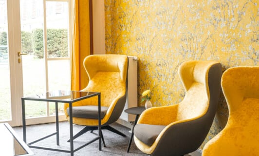 bequeme Sitzecke beim Tagungsraum im Tagungshotel nahe Rostock am Fleesensee