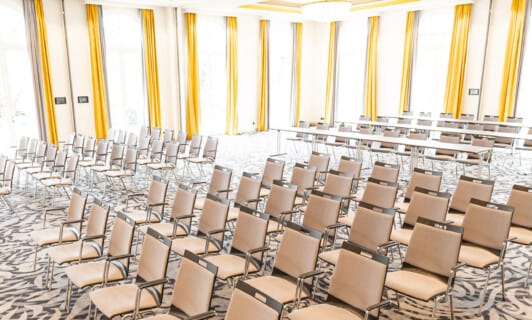 große Bestuhlung im Tagungsraum und Eventlocation des Tagungshotel Mecklenburg-Vorpommern bei Rostock