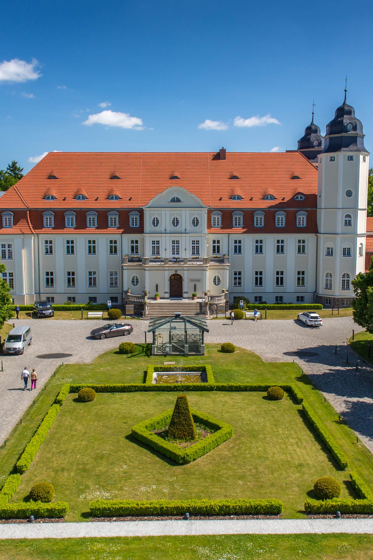 Frontansicht vom Schloss Fleesensee