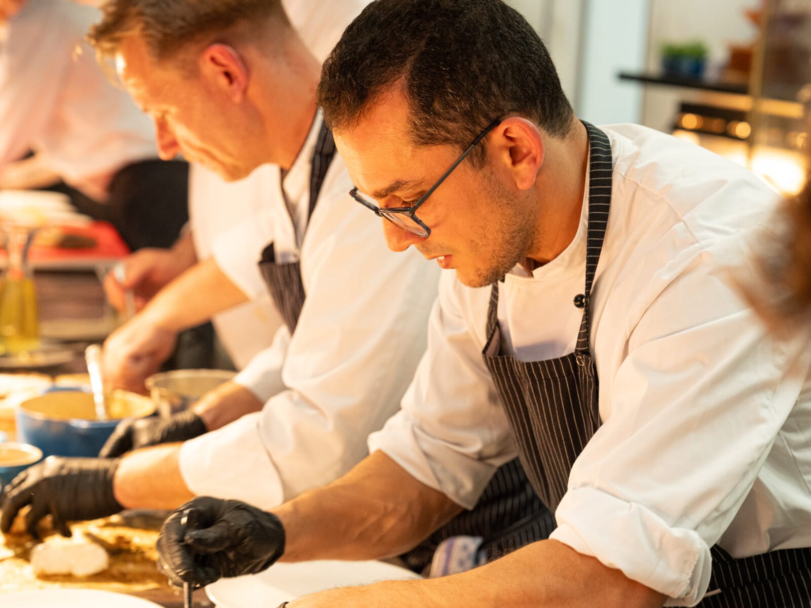 Küche und Service beim Flanierball im Schlosshotel Fleesensee